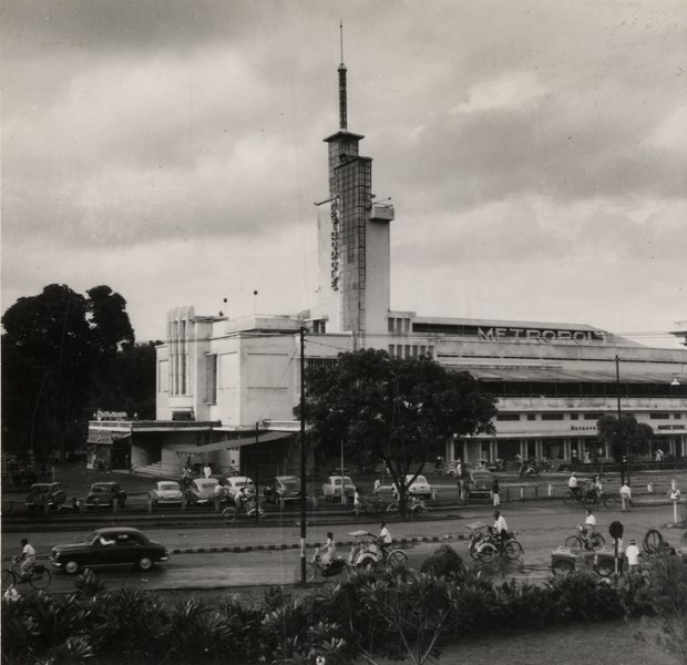 https://commons.wikimedia.org/wiki/File:Bioscoop_in_Djakarta,_KITLV_123050.tiff